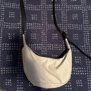 mini dove grey crescent bag baggu